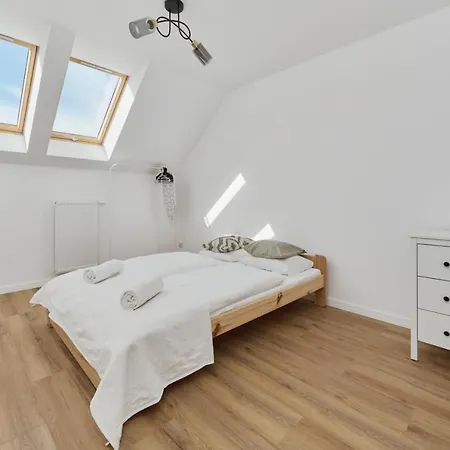 Spacious Family With Free Garage By Renters Apartment *